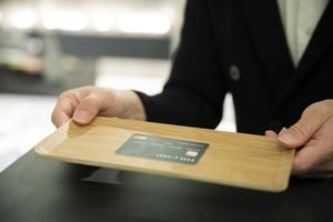 木のトレーに乗せられたクレジットカード