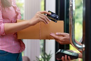 クレジットカードと荷物を持つ人