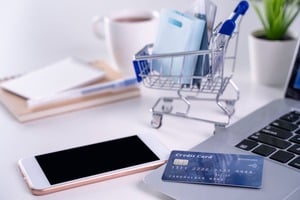 スマートフォンとクレジットカードとパソコンとカートとコーヒー