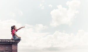 雲を指さす女性