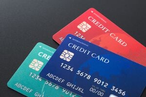 赤と青と緑の3枚のクレジットカード