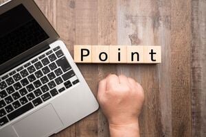 Pointの積み木とパソコンとグーの手