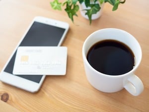 スマホとクレジットカードとコーヒー