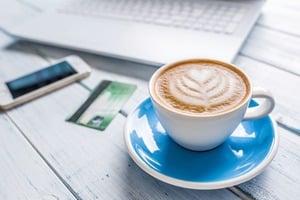 カップのラテアートとクレジットカード